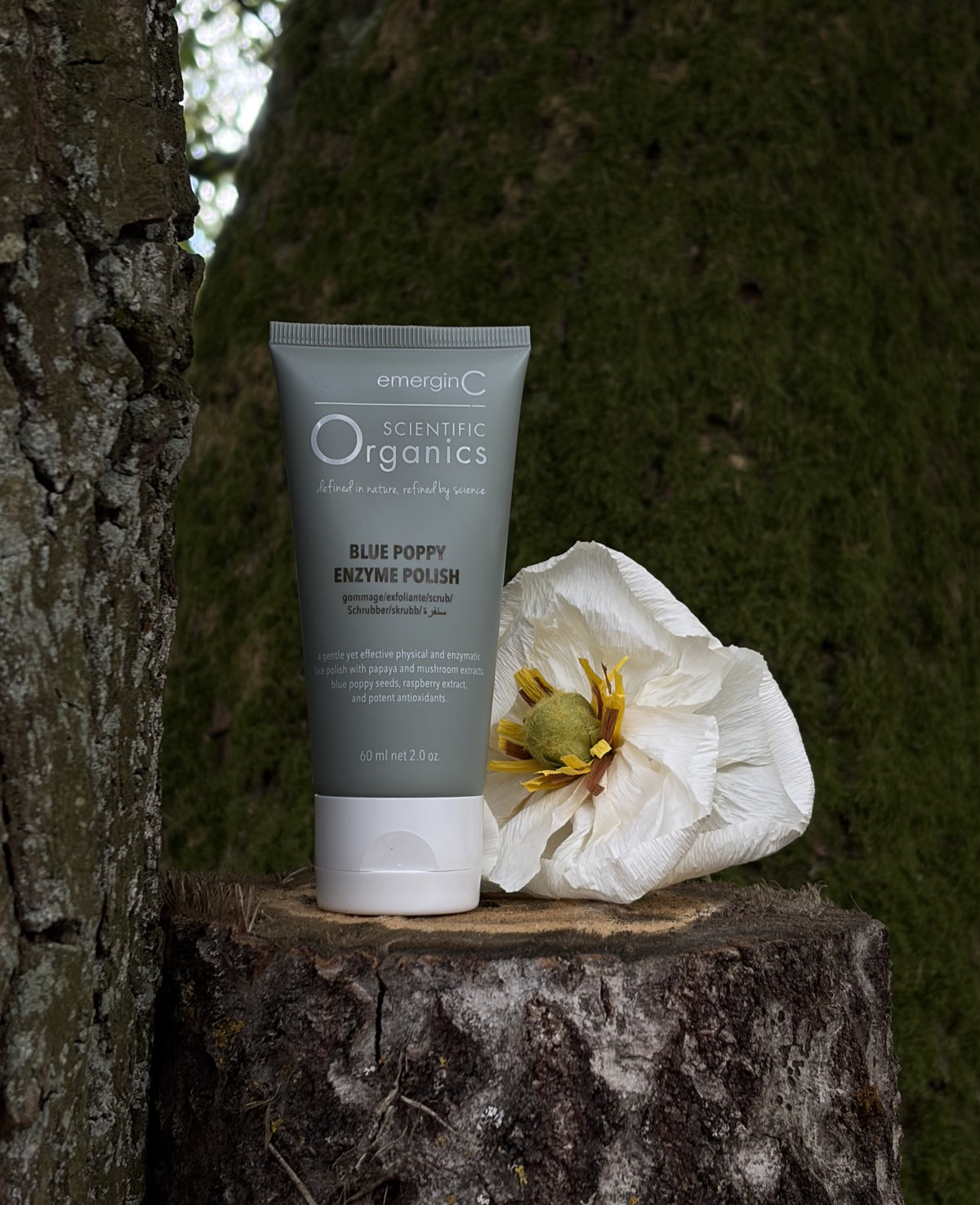 emerginC Scientific Organics Blue Poppy Enzyme Brightening Polish 60 ml met bloem