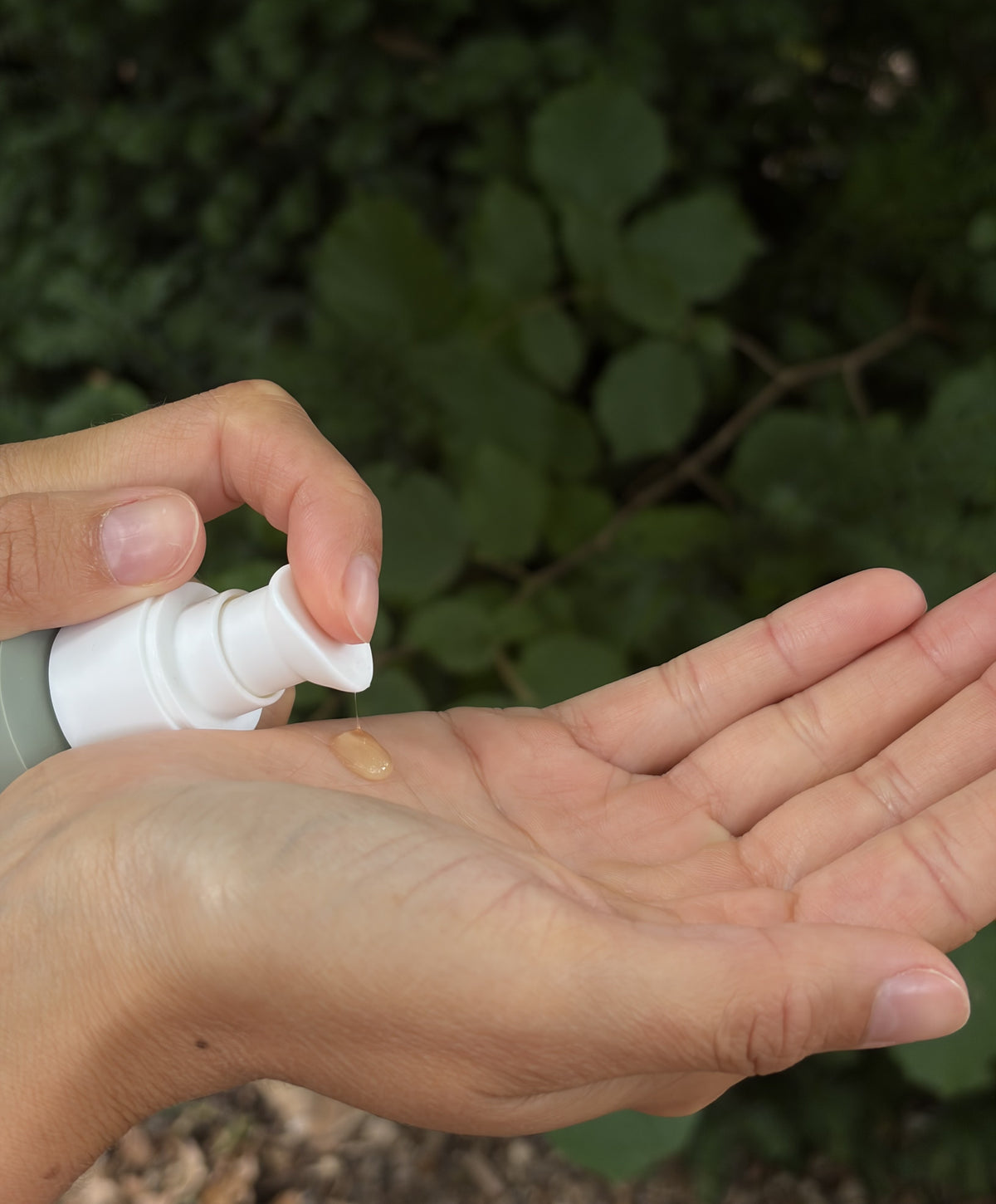 Emerginc kombucha cleanser op hand