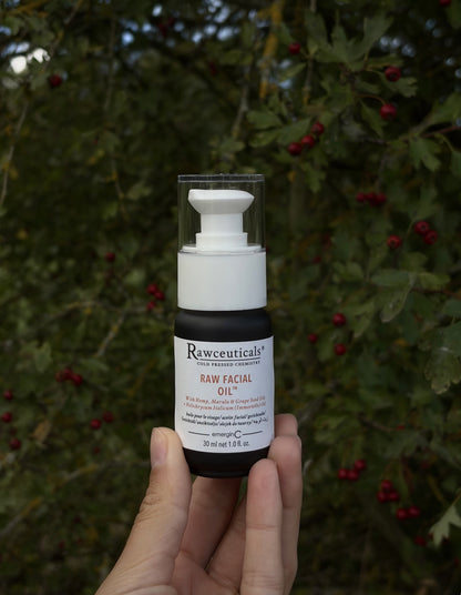 emerginC RAW FACIAL OIL in natuurlijke setting