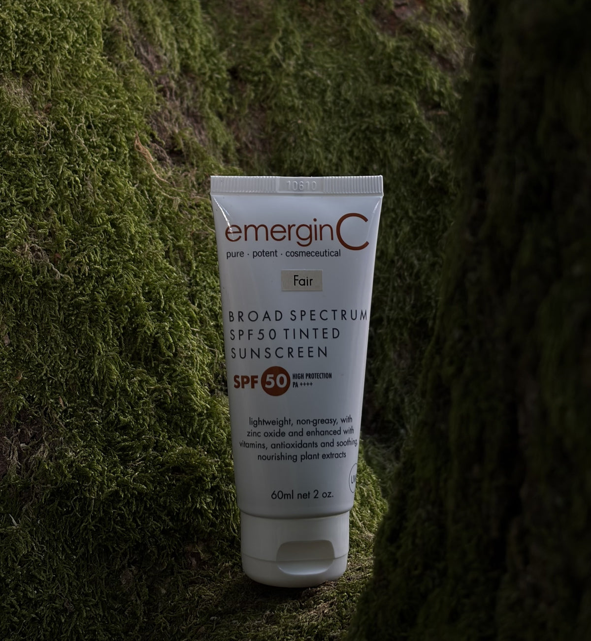 emerginC Sun SPF 50+ Tinted Fair 60 ml tussen groen mos