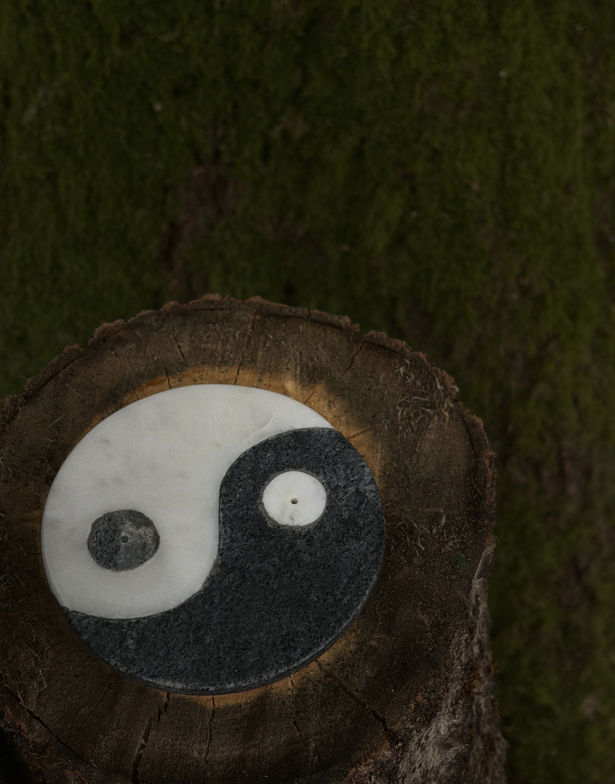 Yin Yang wierookbrander van witte en zwarte zeepsteen detail